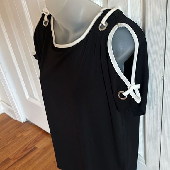 Carmen Marc Valvo Black White Peep Shoulder Top Shirt Blouse Medium M NWT - Picture 5 of 5